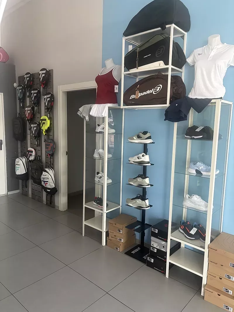 Zona de tienda con productos de pádel
