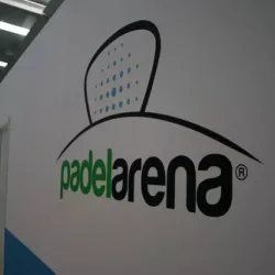 Detalle de pared con el logotipo de la empresa