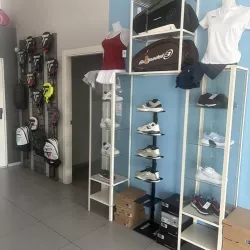 Zona de tienda con productos de pádel