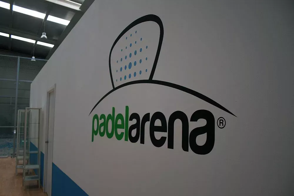 Detalle de pared con el logotipo de la empresa