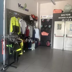 Detalle de la tienda física en las instalaciones