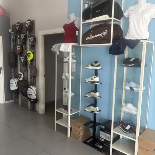 Zona de tienda con productos de pádel