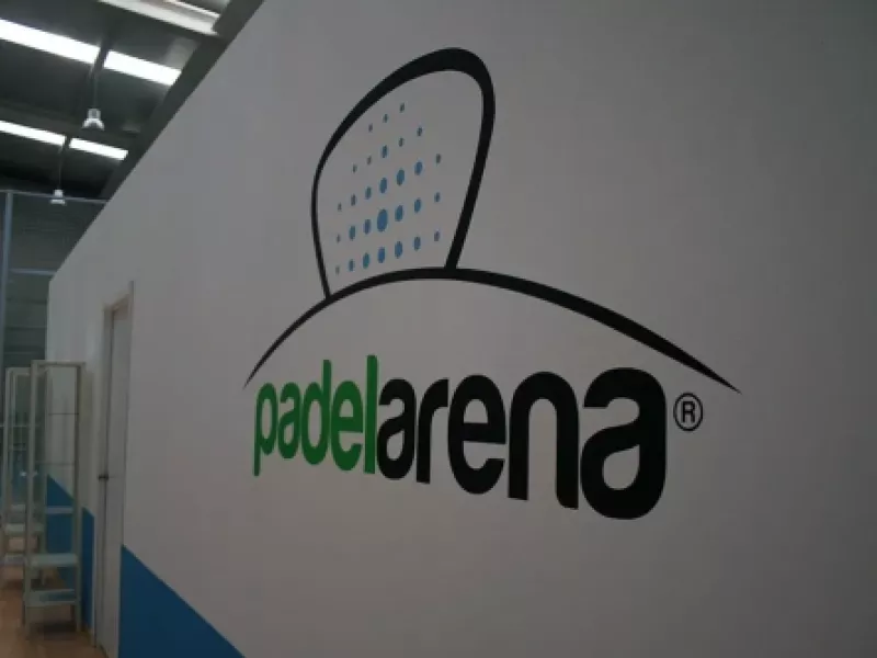 Detalle de pared con el logotipo de la empresa